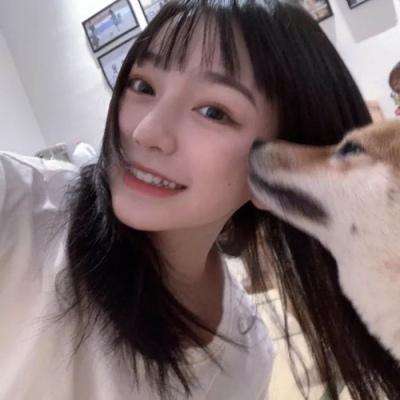 普京发现女士没酒杯后让出自己的